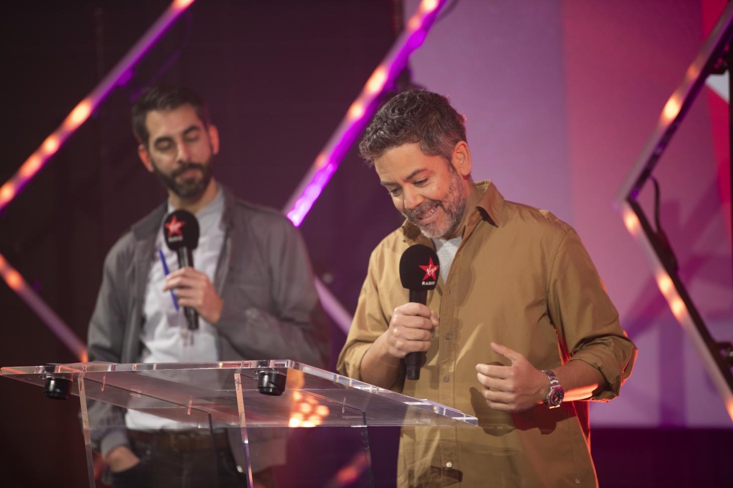 Manu Payet, parrain de la cérémonie, et Paul, le présentateur