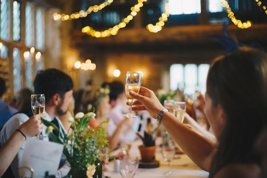 <p>Un patron paie les afterworks de ses salariés </p>