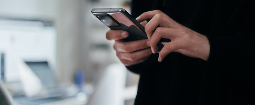 Ces signes Astro qui ne lâchent jamais leur téléphone