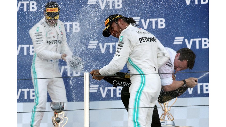 Bienvenue chez Clément : Pourquoi les pilotes de Formule 1 célèbrent avec du champagne ?