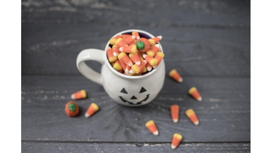 #ToujoursEnsemble : Pour halloween, il installe une tyrolienne pour donner des bonbons aux enfants et des bières aux adultes (VIDEO)