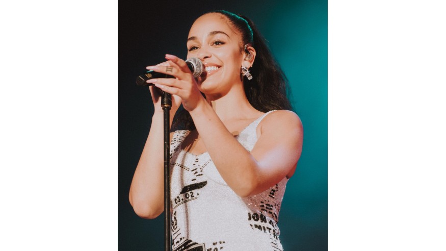 Jorja Smith reprend le titre français Rose Rouge (AUDIO)