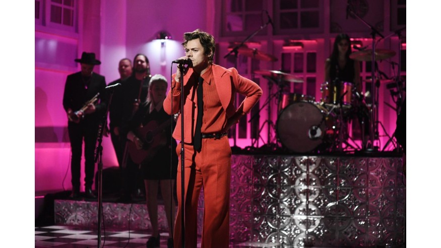 Harry Styles : Adore You et Lights Up en live pour BBC Radio One (VIDEO)