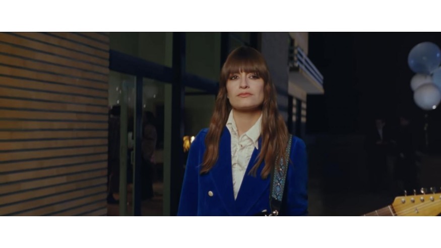 Clara Luciani : Découvrez le clip d'Emmanuelle, tourné à la Villa Cavrois (VIDEO)