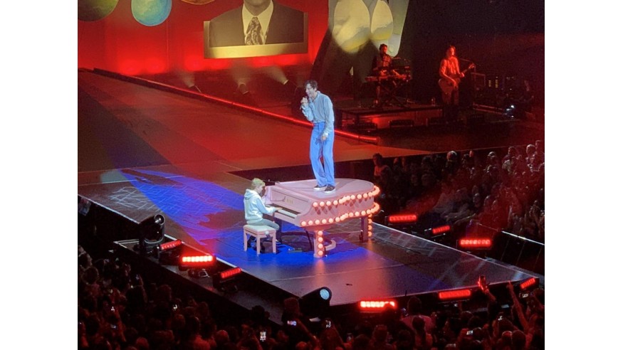 Mika : Après avoir snobé un jeune fan, il l'invite à monter sur scène avec lui (VIDEO)