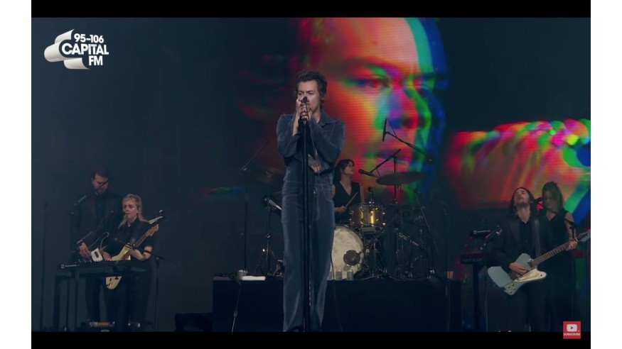 Harry Styles interprète What Makes You Beautiful et ravive nos souvenirs (VIDEO)