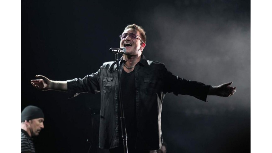 U2 : Quand un fan débarque sur scène et finit dans les bras de Bono (VIDEO)