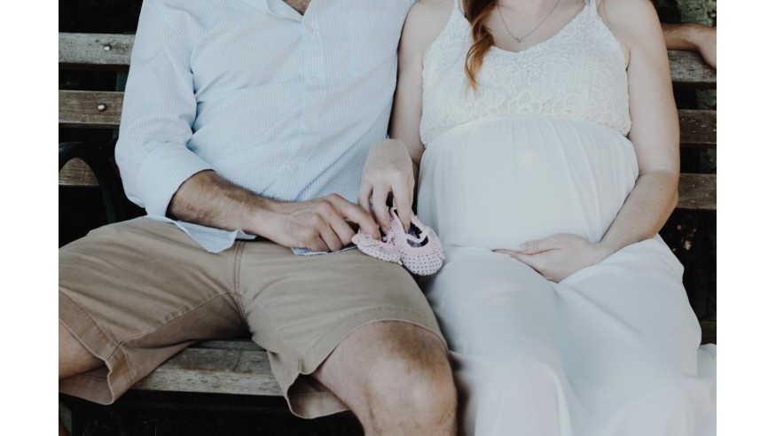 À l'arrivée de bébé, les parents le font de moins en moins…