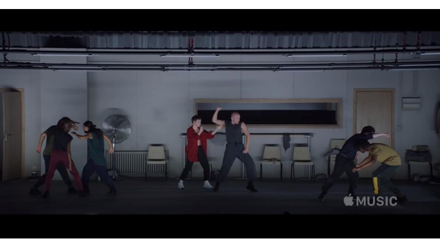 Christine and The Queens : Découvrez son clip pour le titre L'étranger (VIDEO)