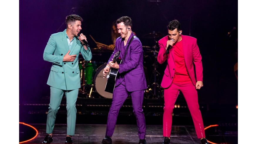 Jonas Brothers : Nick peloté en plein concert par une fan (VIDÉO)