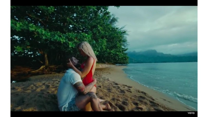 Katy Perry nous emmène en balade à moto avec le clip Harleys in Hawaii (VIDEO)