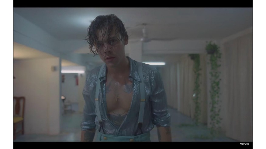 Harry Styles dévoile le clip sensuel et enivrant de Lights Up (VIDEO)