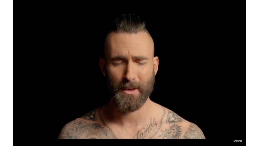 Maroon 5 : Ils rendent un bel hommage à leur manager dans le clip Memories (VIDEO)