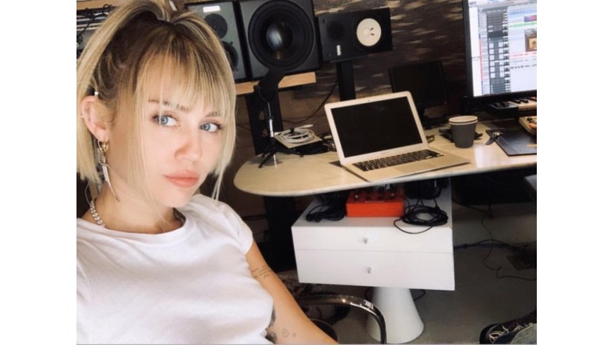 Miley Cyrus s'est dit « très inspirée » pour son retour en studio (PHOTO)