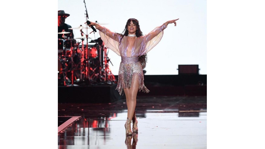 Camila Cabello émue aux larmes en évoquant l'acceptation de soi