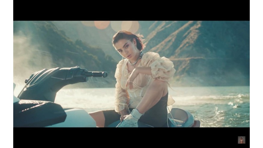 Charli XCX et Troye Sivan nous transportent en 2099 avec leur dernier clip (VIDEO)