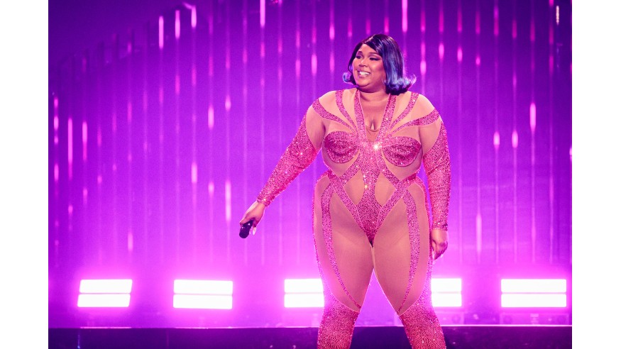 Lizzo, une « vraie légende » à Paris (VIDEO)