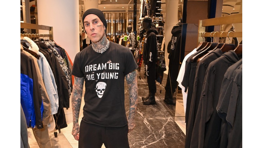 Travis Barker joue de la batterie pour son fils