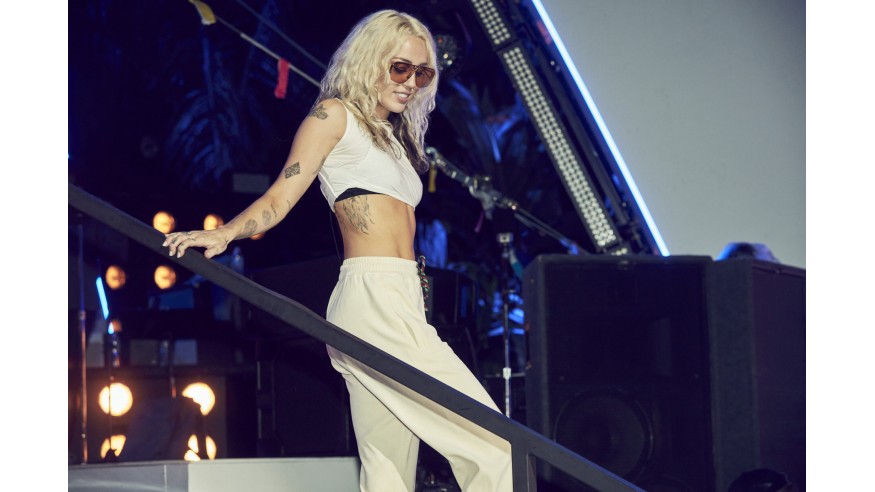 Miley Cyrus en live pour Flowers
