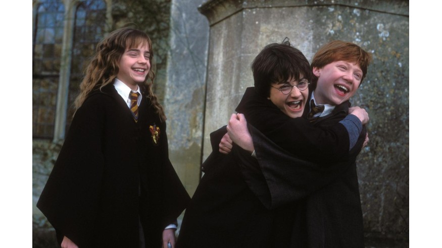 <p>Elle lit Harry Potter pour la première fois </p>