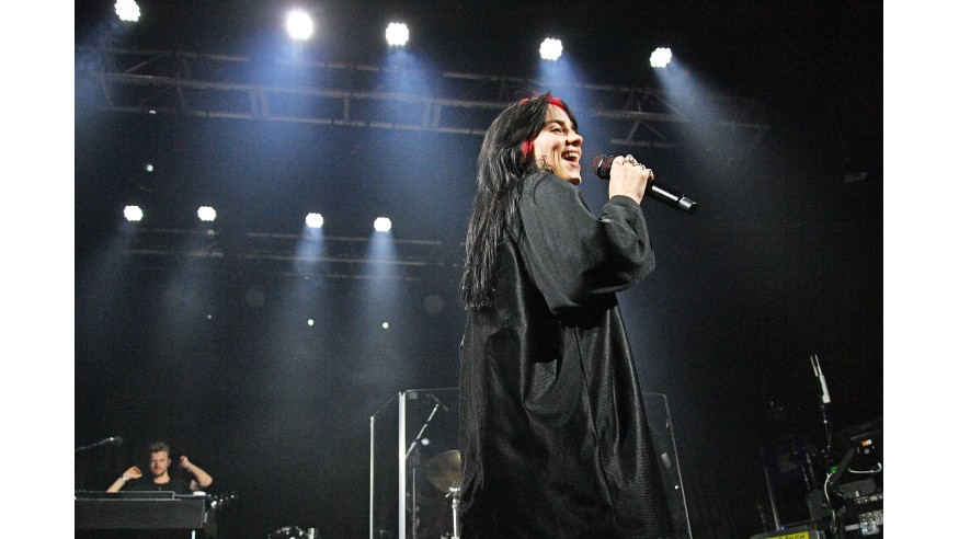 Billie Eilish donne un concert intimiste