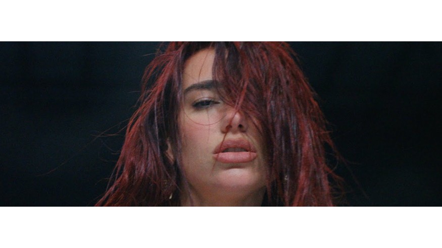 À voir : Dua Lipa qui fait une surprise à son ancien professeur de chant
