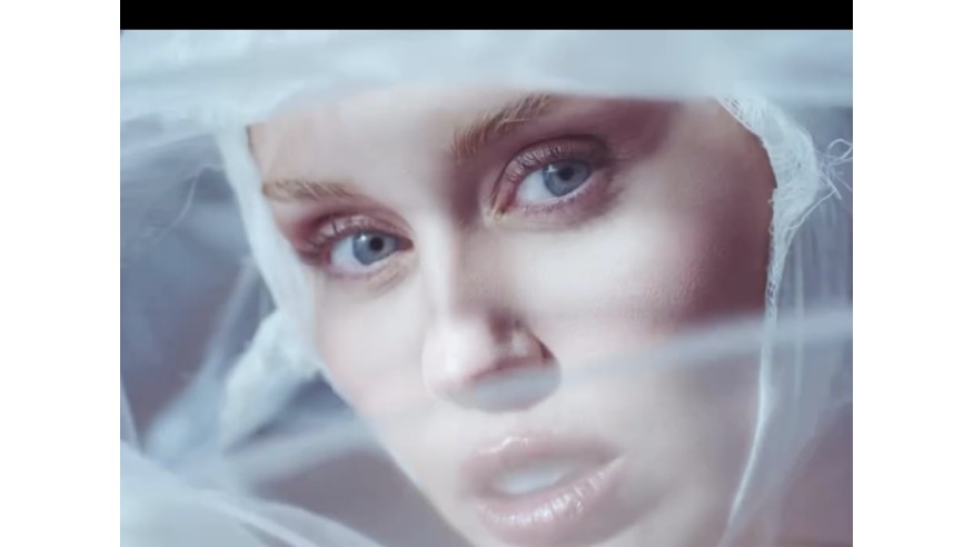 Miley Cyrus dévoile la version deluxe de Something Beautiful